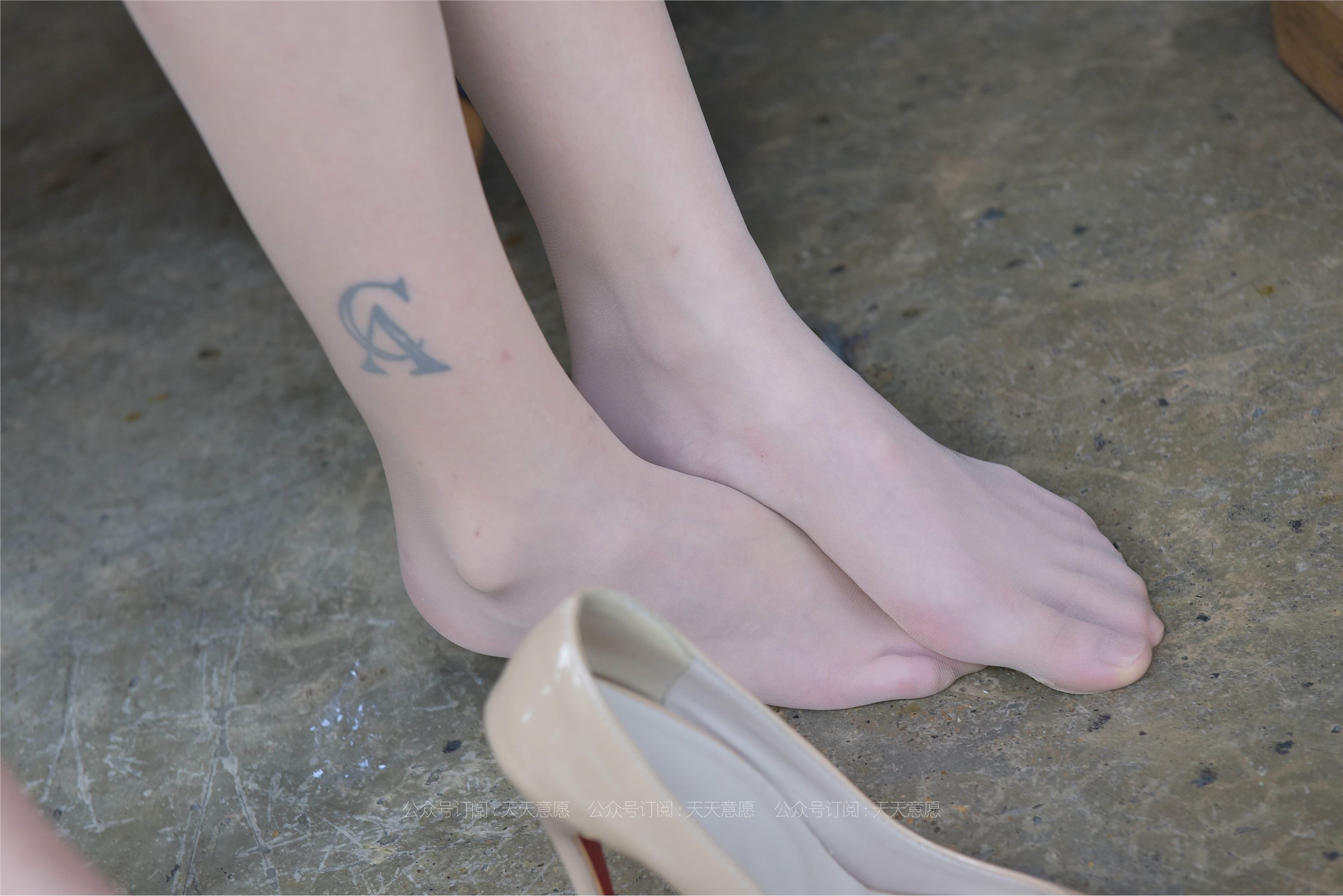 IESS异思趣向 - 模特：潇潇《红裙职业装展示》